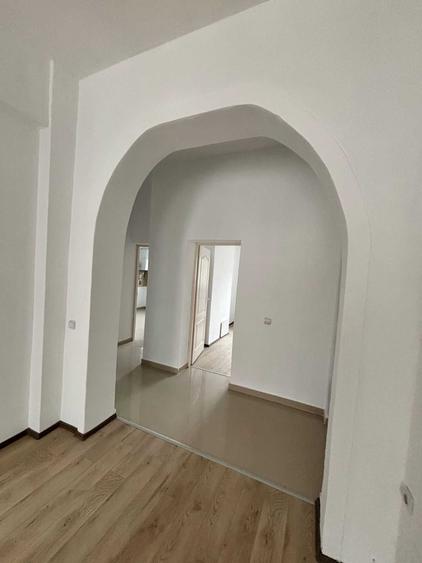 Apartament cu 4 camere nedecomandat în Pianu