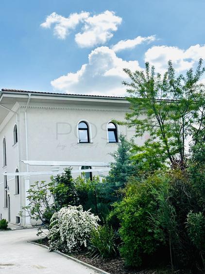 Casă individuală cu 8 camere cu Canalizare în Băneasa