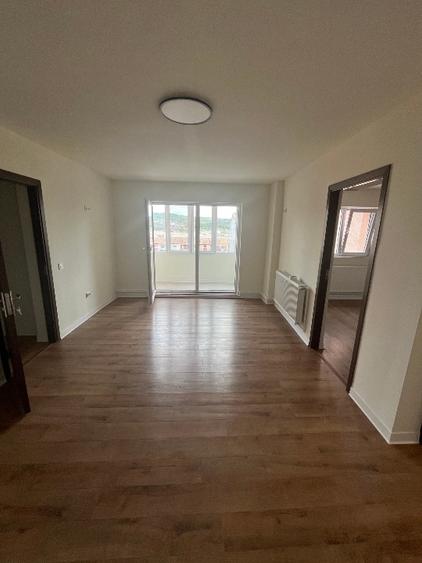 Apartament cu 4 camere semidecomandat în Independenței