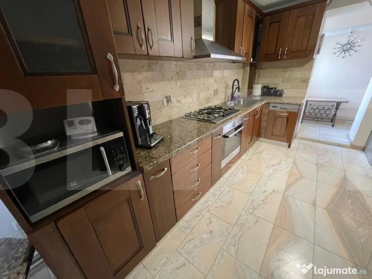 Apartament cu 4 camere decomandat în Girocului