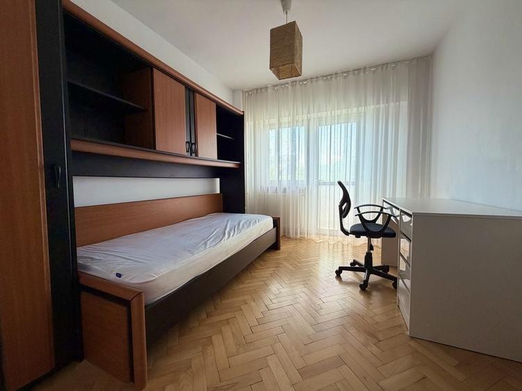 Apartament cu 3 camere decomandat în Trivale