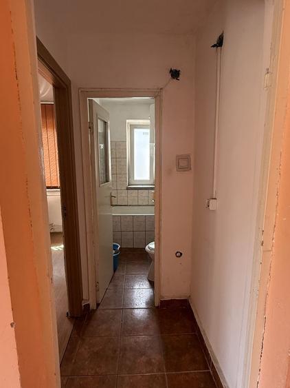 Apartament cu 3 camere semidecomandat în Cet