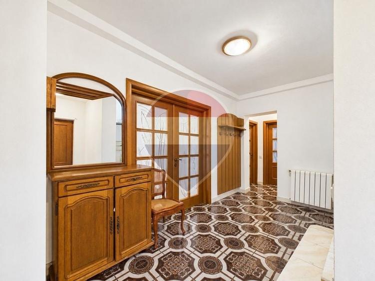 Casă individuală cu 8 camere cu Piscina în Ștefăneștii de Jos