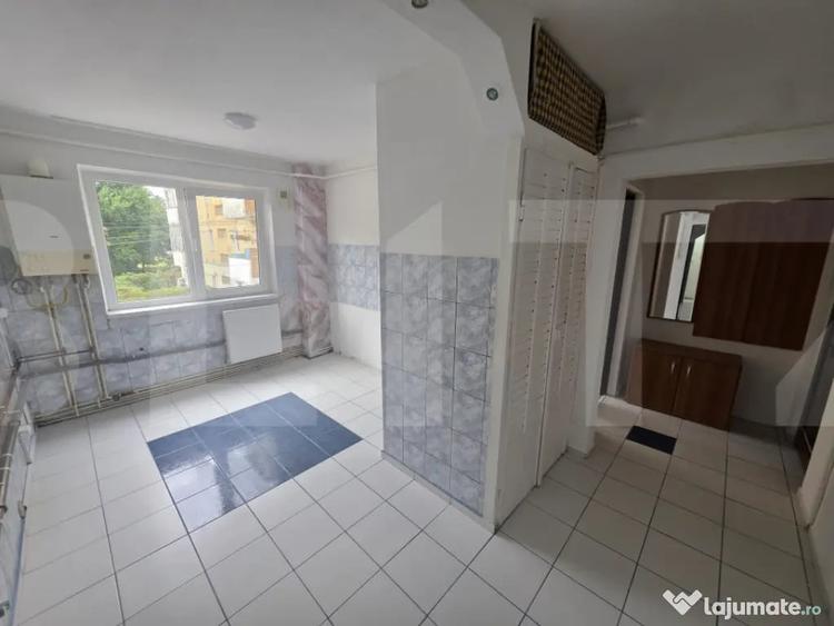 Apartament cu 3 camere semidecomandat în Ciucului