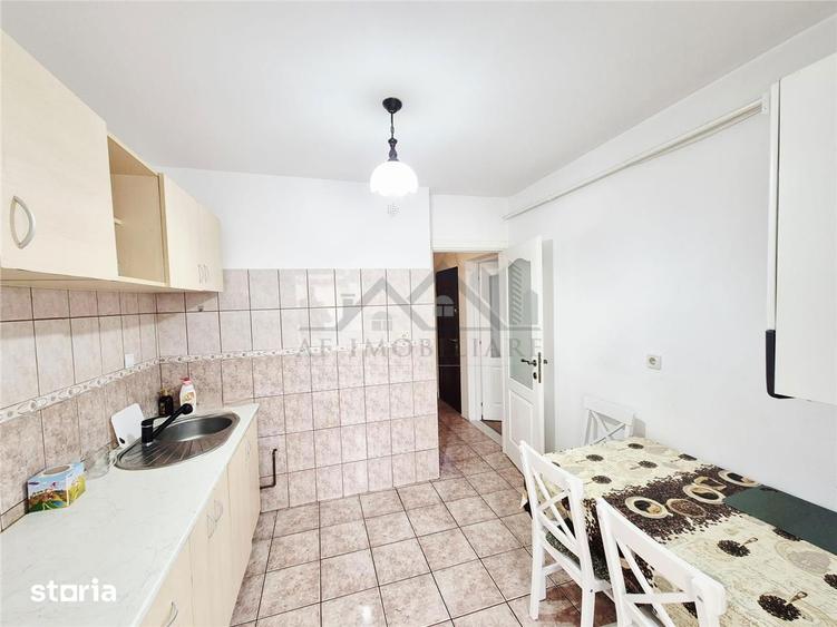 Apartament cu 3 camere decomandat în Nicolina