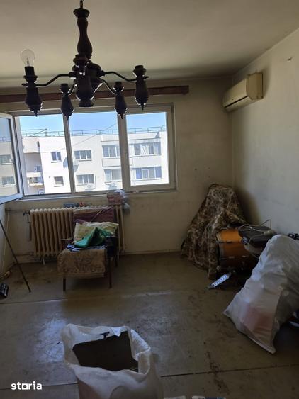 Apartament cu 3 camere semidecomandat în Titan