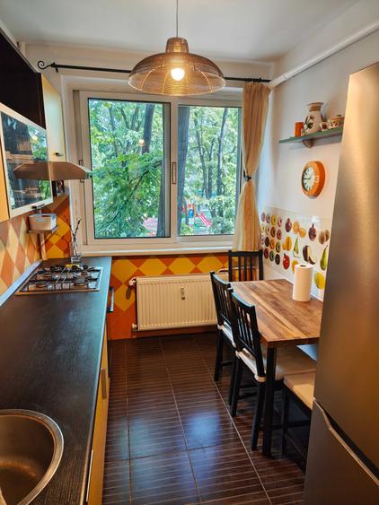 Apartament cu 3 camere semidecomandat, mobilat în Titan