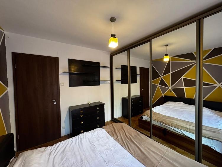 Apartament cu 3 camere semidecomandat, mobilat în Dacia