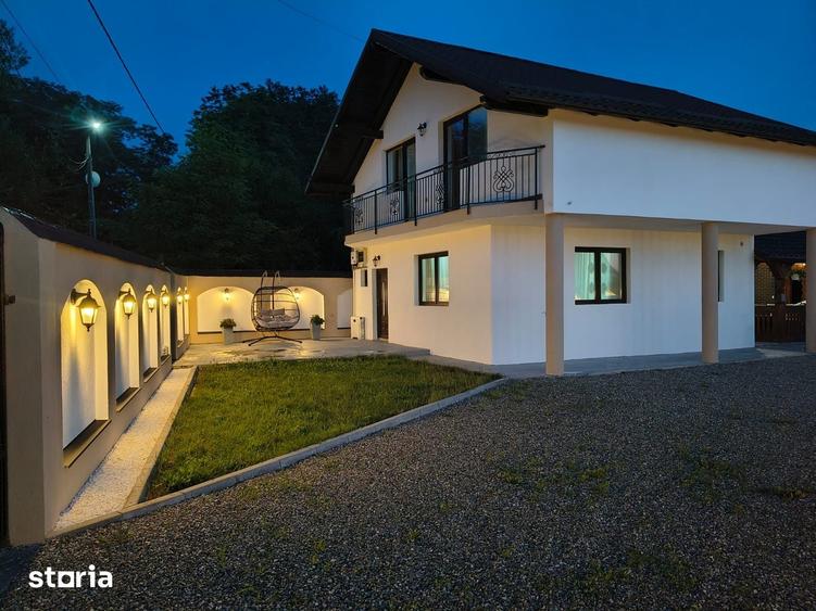 Casă cu 4 camere cu Teren 1200 Mp în Central