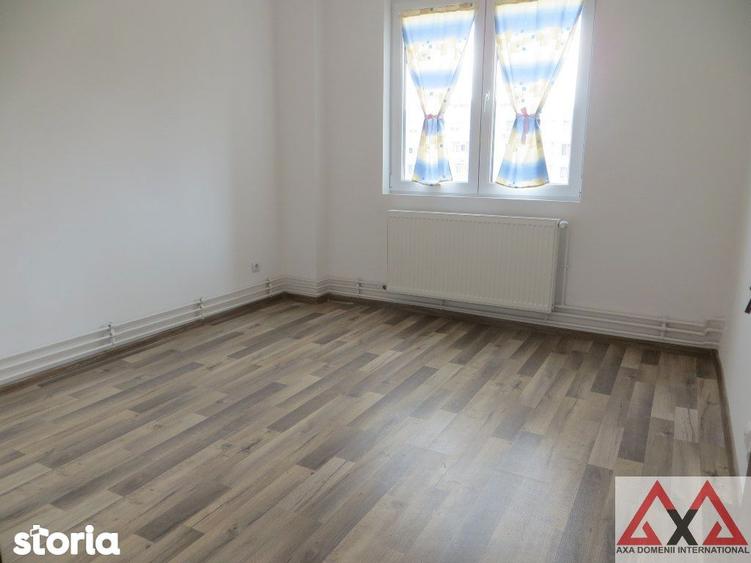 Apartament cu 4 camere semidecomandat în Berceni