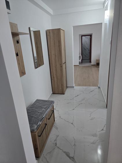 Apartament cu 3 camere semidecomandat în Sud
