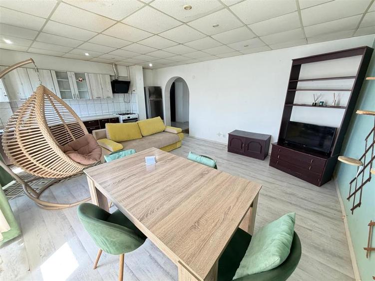 Apartament cu 3 camere decomandat în Nicolina