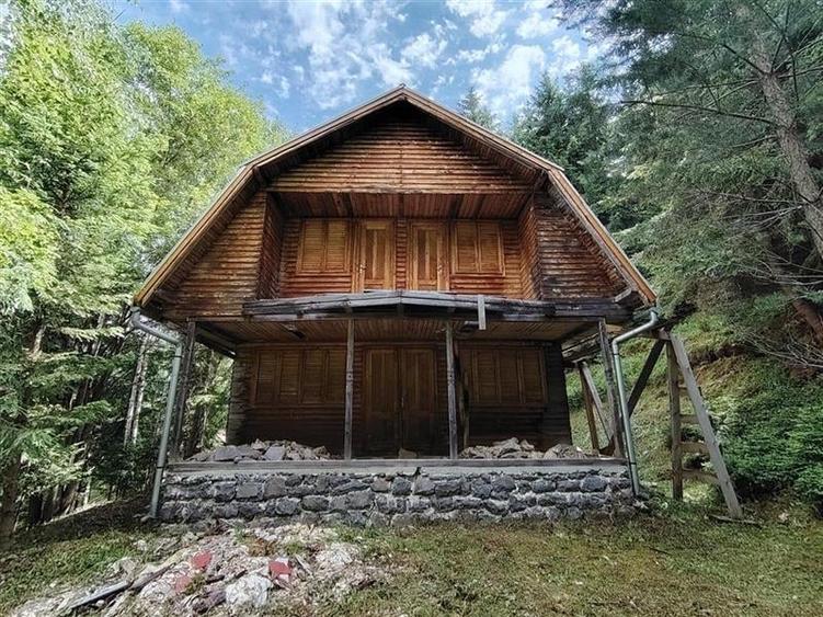 Casă individuală cu 5 camere cu Teren 1153 Mp în Est