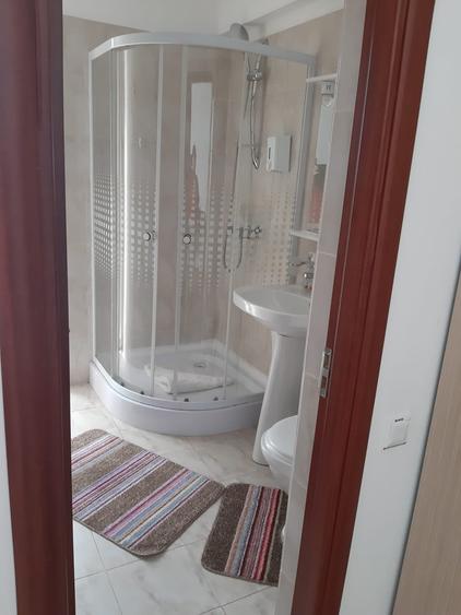 Casă individuală cu 16 camere cu Canalizare în Est