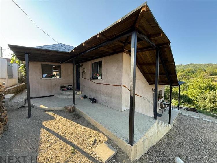 Casă cu 4 camere cu Teren 2400 Mp în Păulești