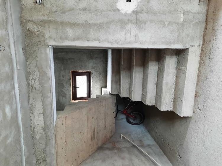 Casă cu 4 camere cu Teren 300 Mp în Căpățânești