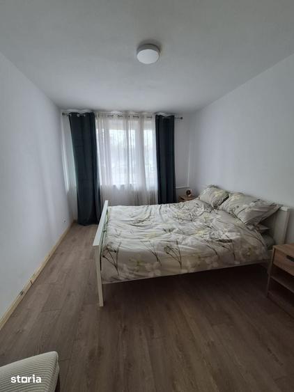 Apartament cu 3 camere semidecomandat în Rovine