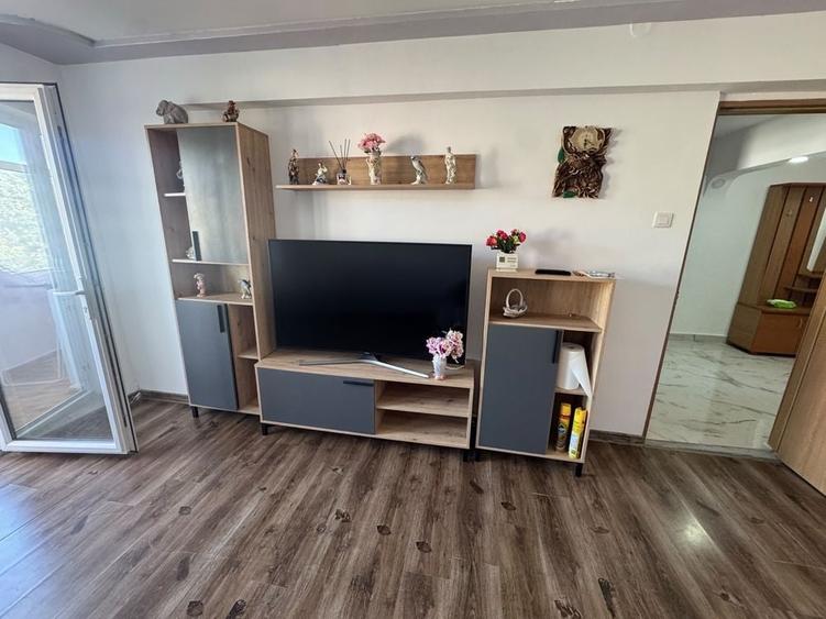 Apartament cu 3 camere decomandat în Exterior Vest
