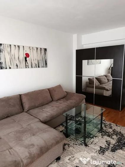 Apartament cu 3 camere decomandat în Est