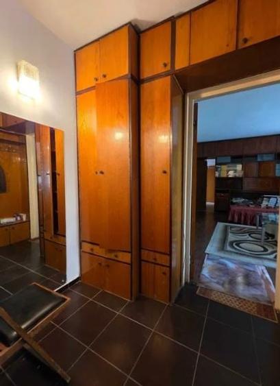 Apartament cu 3 camere semidecomandat în Berceni