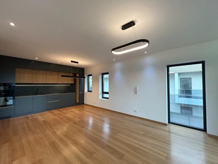 Apartament cu 3 camere decomandat, mobilat în Iancu Nicolae