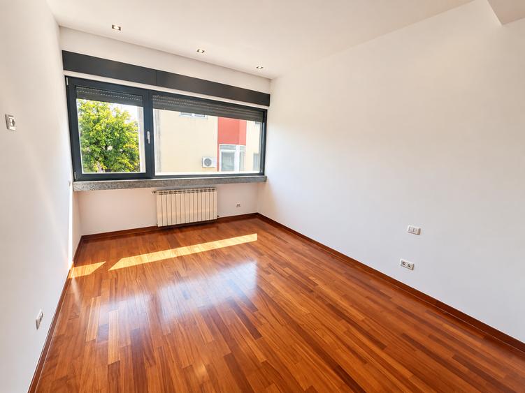 Apartament cu 4 camere decomandat în Dorobanți