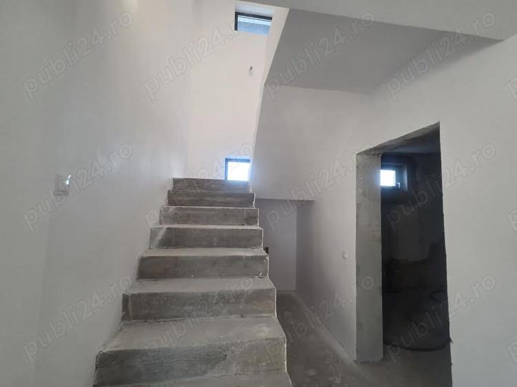 Casă cu 6 camere cu Teren 500 Mp în Spătaru