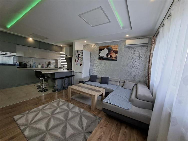 Apartament cu 3 camere decomandat, mobilat în Exterior Est