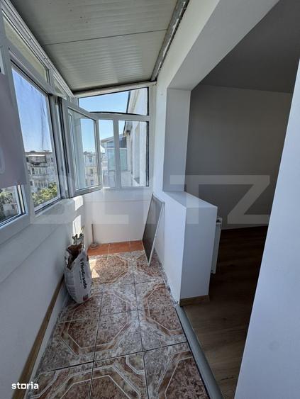 Apartament cu 3 camere semidecomandat în Craiovița Nouă