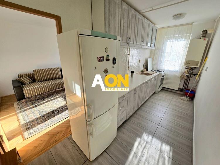 Apartament cu 3 camere semidecomandat, mobilat în Cetate