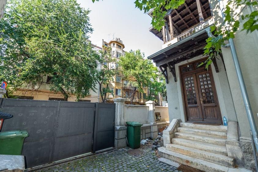 Casă individuală cu 10 camere cu Teren 250 Mp în Gara de Nord