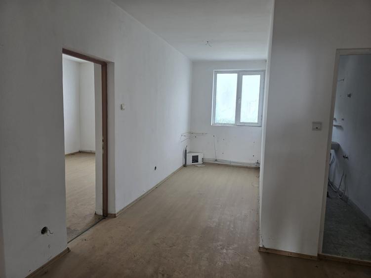 Casă cu 4 camere cu Teren 4000 Mp în Petros
