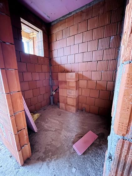 Casă cu 5 camere cu Canalizare în Exterior Est