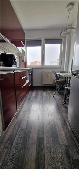 Apartament cu 3 camere semidecomandat, mobilat în Dristor