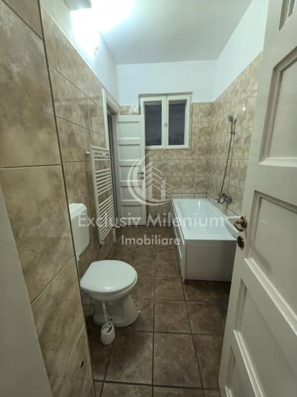 Casă individuală cu 5 camere cu Canalizare în Barbu Văcărescu