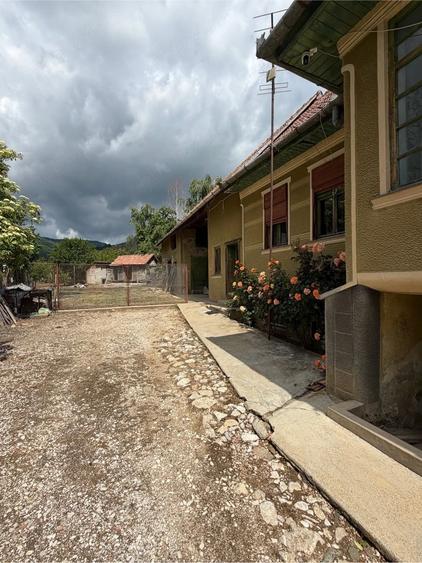 Casă cu Teren 1687 Mp în Colțești