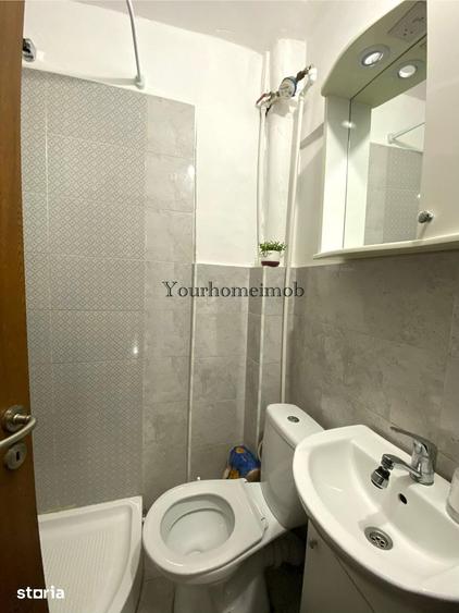 Apartament cu 3 camere semidecomandat în Craiovița Nouă