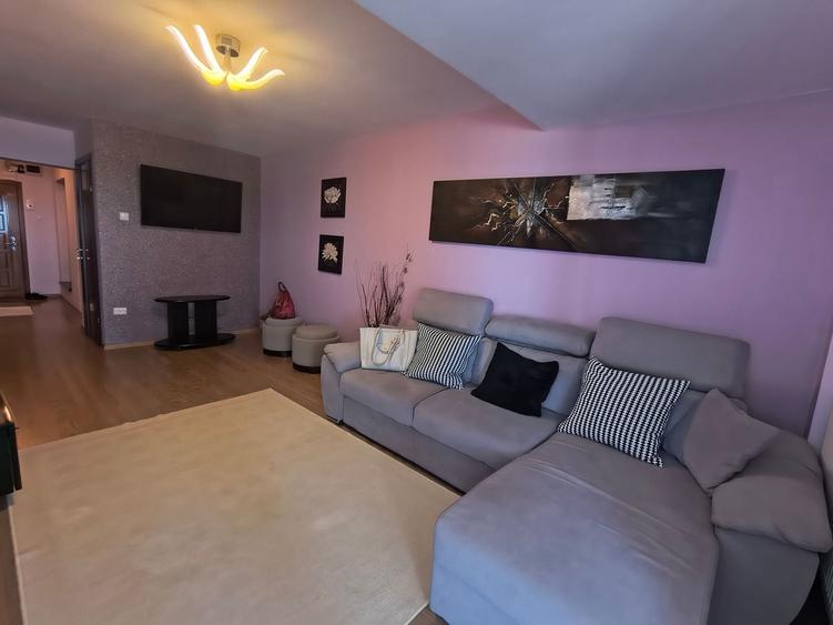 Apartament cu 3 camere decomandat, mobilat în Faleza Nord