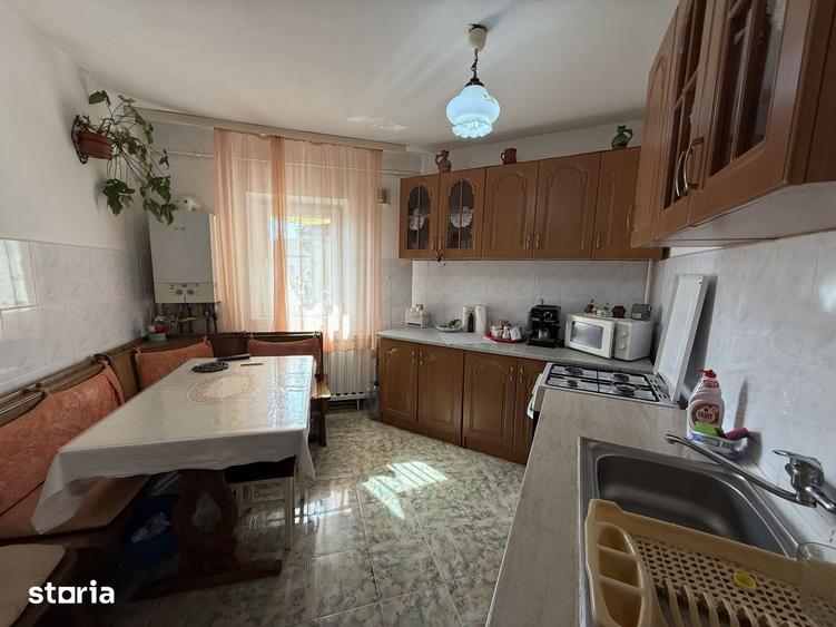 Apartament cu 3 camere semidecomandat în Soarelui