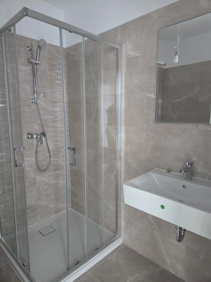 Apartament cu 3 camere decomandat în Tractorul