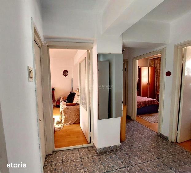 Apartament cu 3 camere decomandat în Piața