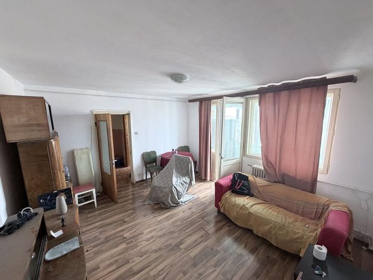 Apartament cu 3 camere semidecomandat în Lujerului