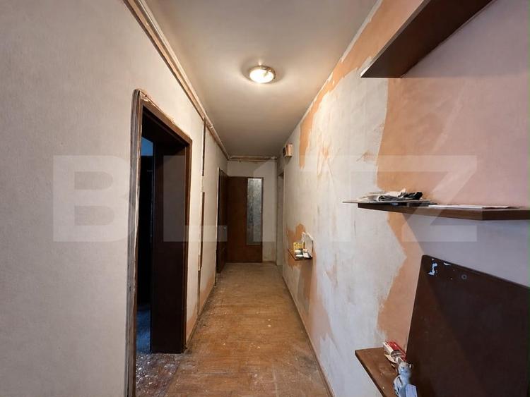 Apartament cu 3 camere semidecomandat în Cetate