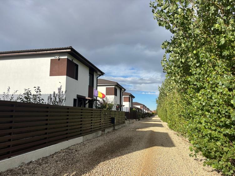 Casă individuală cu 3 camere cu Teren 240 Mp în Dragomirești-Vale