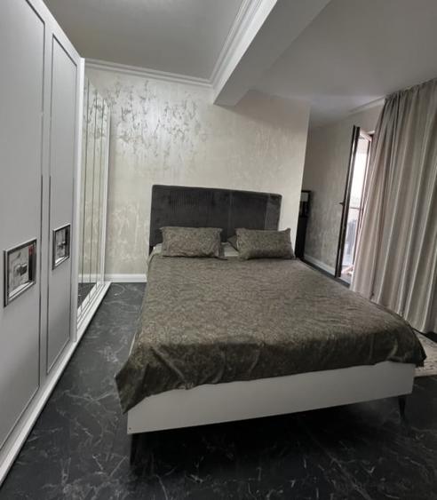 Apartament cu 3 camere decomandat în Jiului
