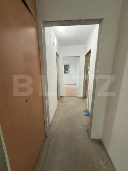 Apartament cu 4 camere semidecomandat în Sud