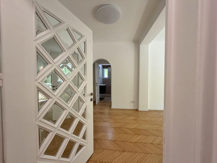 Apartament cu 3 camere semidecomandat în Capitale