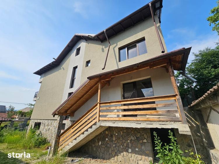 Casă cu 7 camere cu Teren 550 Mp în Câmpulung Muscel