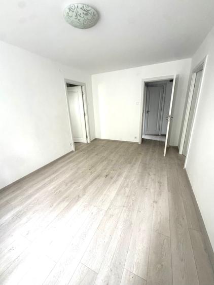Apartament cu 3 camere semidecomandat în Titan