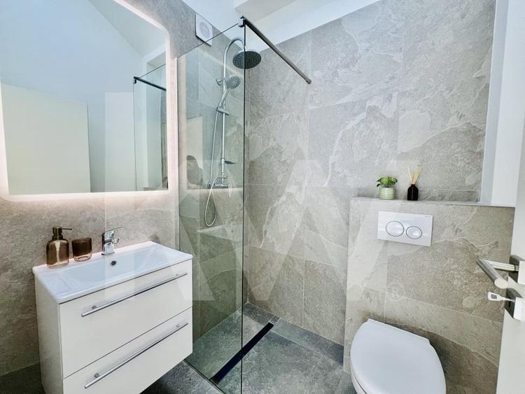 Apartament cu 4 camere decomandat în Cristian